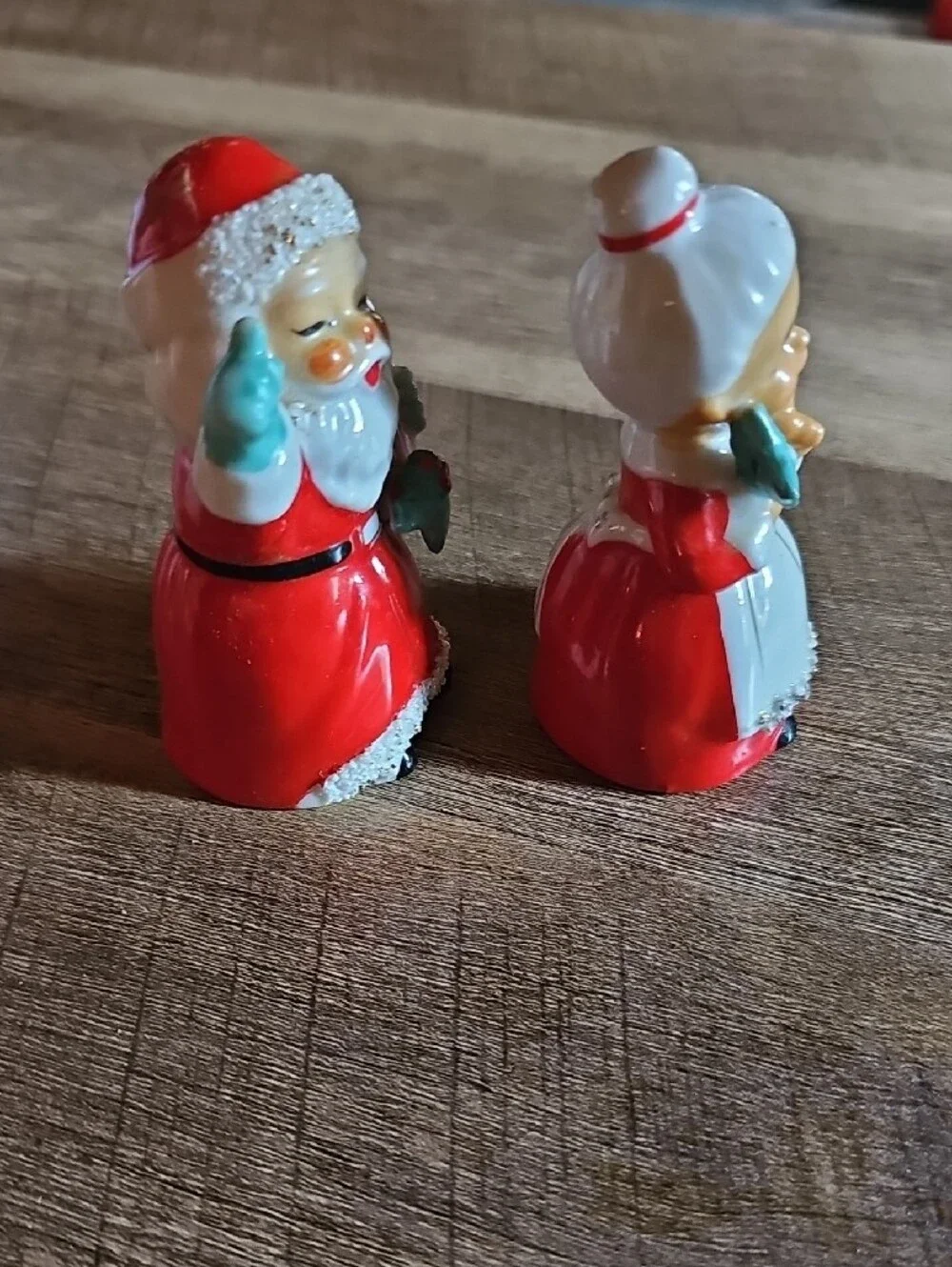 Vintage Ceramic Santa & Mrs. Claus Shakers Set Spaghetti Trim